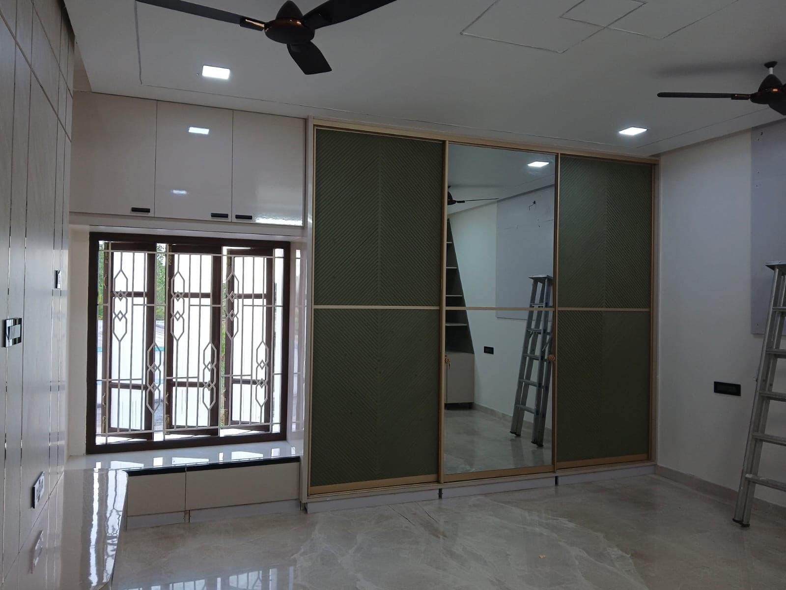 Bedroom with sliding wardrobe - Gopal Residence